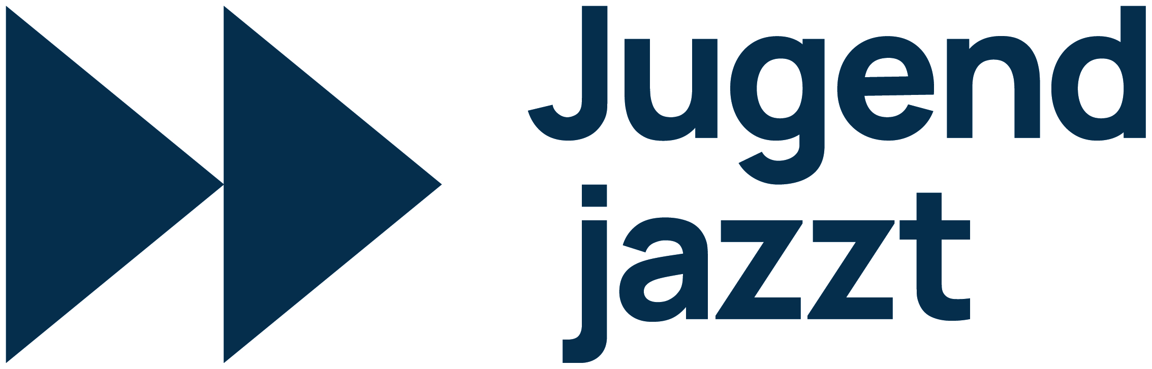 Zwei dunkelblaue Dreiecke stehen nebeneinander, daneben ist der Schriftzug Jugend jazzt zu lesen