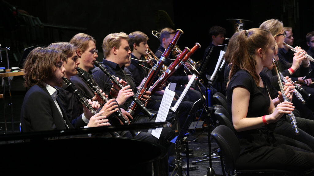 Junge Orchestermusiker:innen spielen Klarinetten, Fagotten und Querflöten