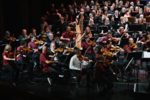 Ein großes Orchester probt auf der Bühne des Stadttheaters für das Side by Side Konzert beim Orchesterfestival Bremen und Bremerhaven 2024.