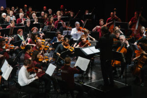 Ein großes Orchester probt unter der Leitung des Generalmusikdirektors Marc Niemann auf der Bühne des Stadttheaters für das Side by Side Konzert beim Orchesterfestival Bremen und Bremerhaven 2024.