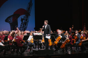 Ein großes Orchester probt unter der Leitung des Generalmusikdirektors Marc Niemann auf der Bühne des Stadttheaters für das Side by Side Konzert beim Orchesterfestival Bremen und Bremerhaven 2024.