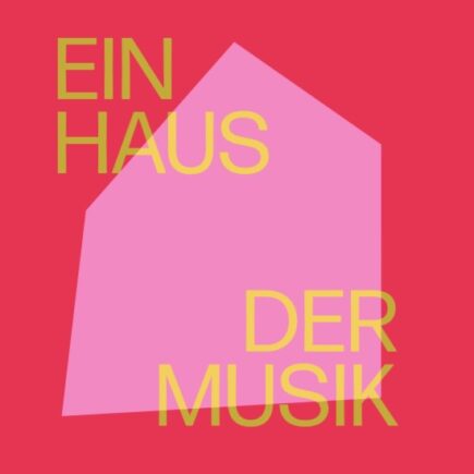 Auf rotem Grund ist das Symbol eines Hauses zu erkennen. In gelb-grüner Schrift steht in Großbuchstaben: Ein Haus der Musik