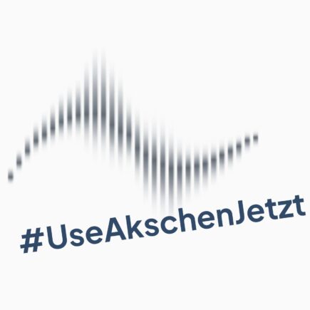 Ein graues Symbol einer Welle auf hellem Hintergrund, darunter steht hinter einem Hashtag-Zeichen: Use Akschen Jetzt