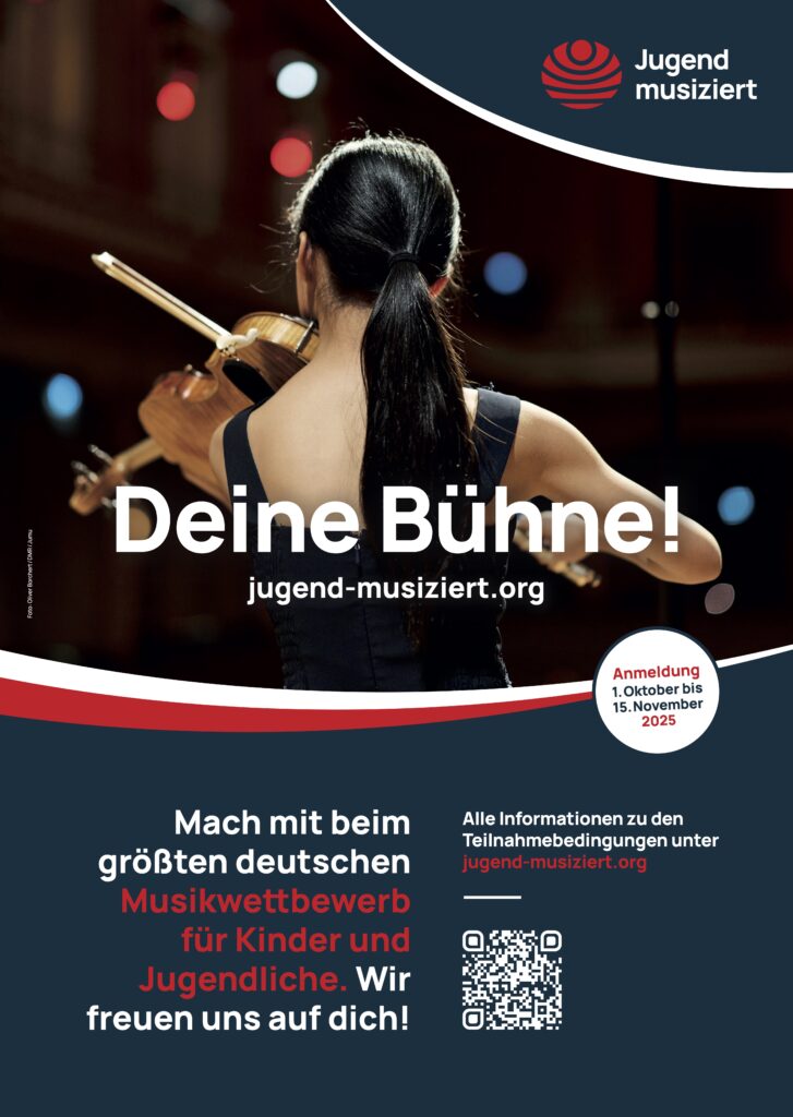 Ein Mädchen mit dunklen langen Haaren zum Zopf gebunden ist von hinten zu sehen, sie spielt eine Violine. Auf dem Plakat sind Informationen zur Anmeldung bei Jugend musiziert 2026, das Logo von Jugend musiziert und ein QR-Code abgebildet.
