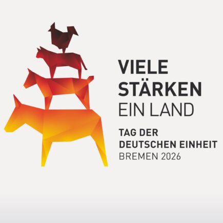 Vier stilisierte Tiere stehen übereinander, von unten nach oben: ein Esel, ein Hund, eine Katze und ein Hahn. Die Tiere sind in geometrischen Formen gehalten und in einem Farbverlauf von Gelb zu Rot gestaltet. Rechts neben den Tieren steht in klarer, schwarzer Schrift: 'VIELE STÄRKEN EIN LAND TAG DER DEUTSCHEN EINHEIT BREMEN 2026'.